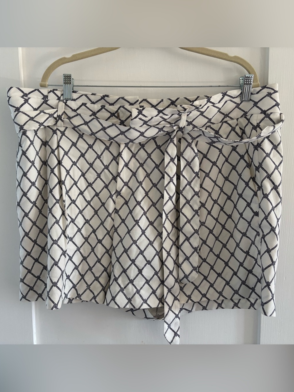 Banana Rebublic Cream and Black Printed Tie-Waist Paper Bag Shorts—Sz 18